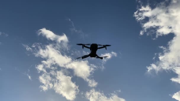 Arka Planda Bulutlarla Mavi Gökyüzünde Uçan Bir Dron Bulutlu Mavi — Stok video