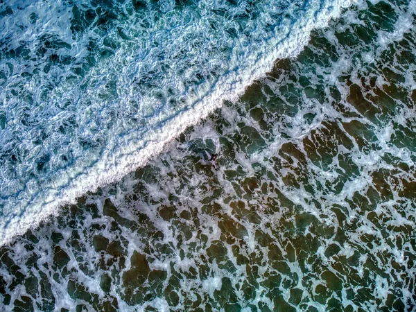 Letecký Pohled Surfaře Vstupujícího Vody Prknem Pláži Asturii Španělsko — Stock fotografie