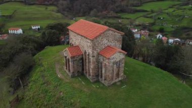 Lena Kilisesi 'nden Aziz Christine' in dış görünüşü. Santa Cristina de Lena, İspanya 'nın Asturias kentinde bulunan Roma öncesi Katolik kilisesidir. Hava görünümü.
