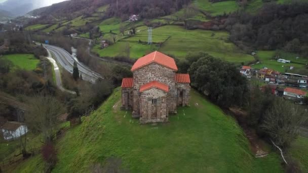 Lena教堂的圣克莉丝汀的外景 圣克里斯蒂娜 Santa Cristina Lena 是一座天主教前罗马式教堂 位于西班牙阿斯图里亚斯 空中景观 — 图库视频影像