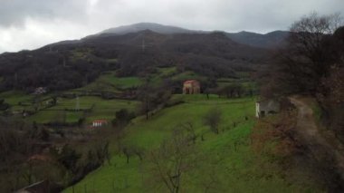 Lena Kilisesi 'nden Aziz Christine' in dış görünüşü. Santa Cristina de Lena, İspanya 'nın Asturias kentinde bulunan Roma öncesi Katolik kilisesidir. Hava görünümü.