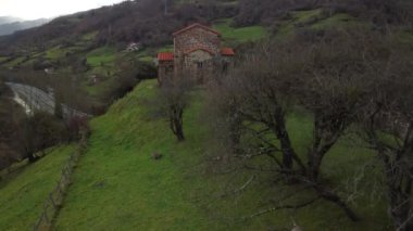 Lena Kilisesi 'nden Aziz Christine' in dış görünüşü. Santa Cristina de Lena, İspanya 'nın Asturias kentinde bulunan Roma öncesi Katolik kilisesidir. Hava görünümü.