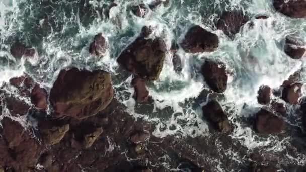 Aalto Murtautuu Kalliota Vasten Asturiasissa Espanjassa Näkymä Ylhäältä — kuvapankkivideo