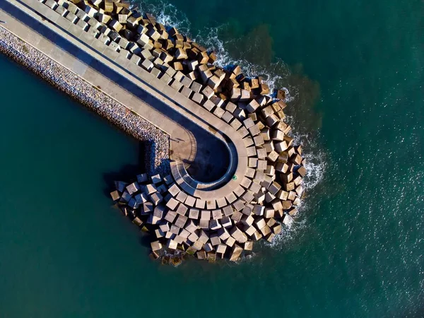 Flygfoto Över Cementblock Som Skyddar Stranden Från Vågorna Hamnen Luanco — Stockfoto