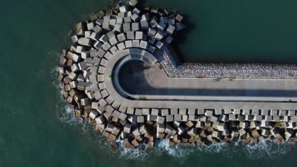 Flygfoto Över Cementblock Som Skyddar Stranden Från Vågorna Hamnen Luanco — Stockvideo