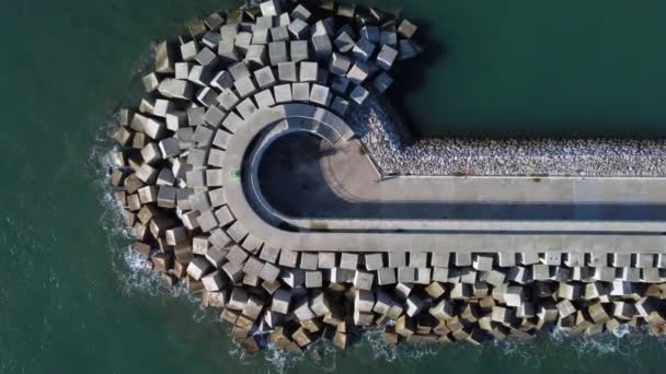 스페인의 아스에 파도로부터 해안을 보호하는 시멘트 블록이 공중에서 보인다 — 비디오