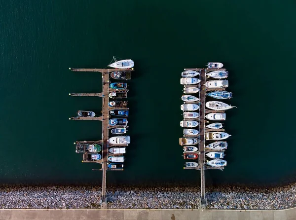 Vista Aérea Panorámica Barcos Amarrados Muelle Dron Disparado Directamente Arriba —  Fotos de Stock