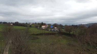 Asturya 'nın Aramil kentindeki San Esteban Romen Kilisesi. İspanya 'nın Siero kentindeki Asturian konseyinde yer almaktadır.