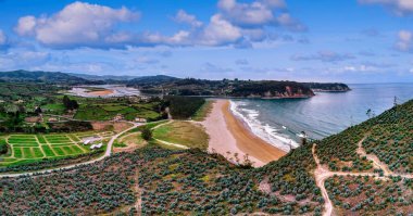İspanya 'nın kuzeyindeki Asturias' taki güzel Rodiles Sahili manzarası