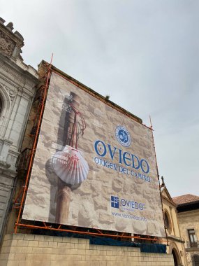 Oviedo, Asturias - 30 Mart 2021: Santiago 'nun ilkel tarzını tanıtmak için Oviedo Şehir Konseyi' nin reklam kampanyası.