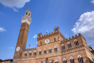 İtalya, Avrupa 'nın Toskana bölgesindeki Siena kasabasında Mangia kulesi olan Piazza del Campo..