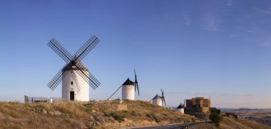 Consuegra 'daki Cervantes Don Kişot yel değirmenleri. Kastilya La Mancha, İspanya, Avrupa