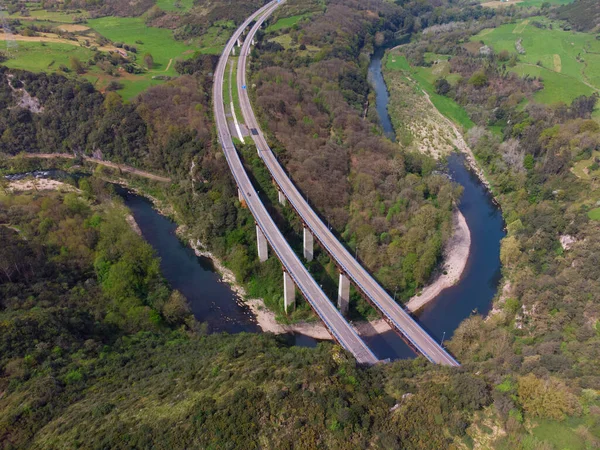 Luftaufnahme Einer Autobahn Asturien Mit Den Mäandern Des Flusses Nora — Stockfoto