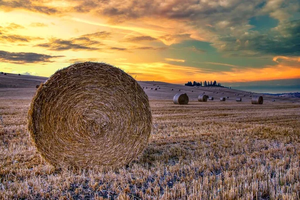 Bellissimo Paesaggio Toscano Con Fattoria Tradizionale Balle Fieno Luce Dorata — Foto Stock