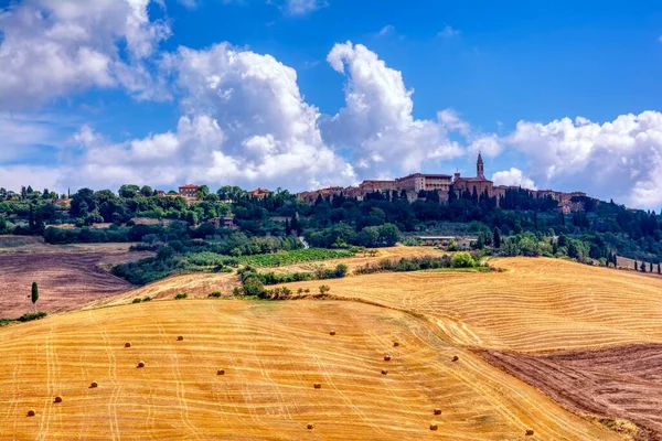 Arka Planda San Quirico Orcia Ile Dolu Tahıl Balyalarıyla Dolu — Stok fotoğraf