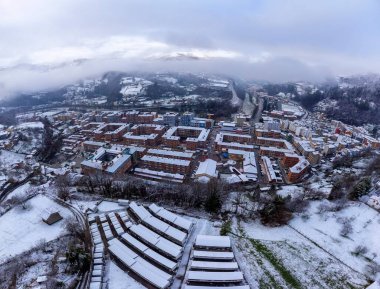 İspanya 'da kar altında Asturya' nın Blimea kasabasının havadan görünüşü 