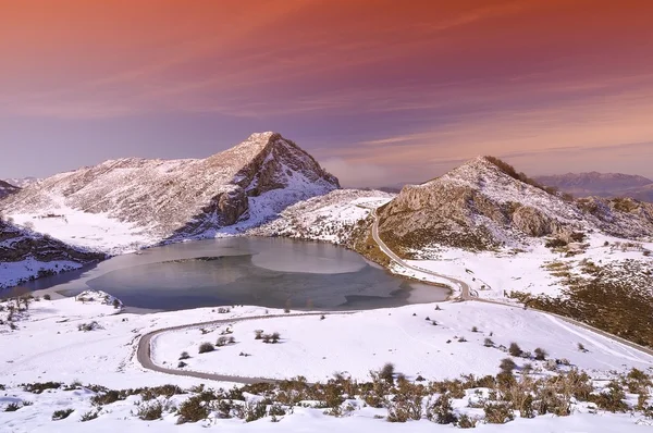 Enol lake. — Stockfoto