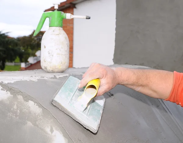 Trabajador de la construcción enyesando una vieja pared —  Fotos de Stock