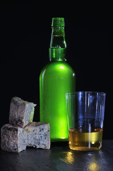 Cider fles met Cabrales kaas — Stockfoto