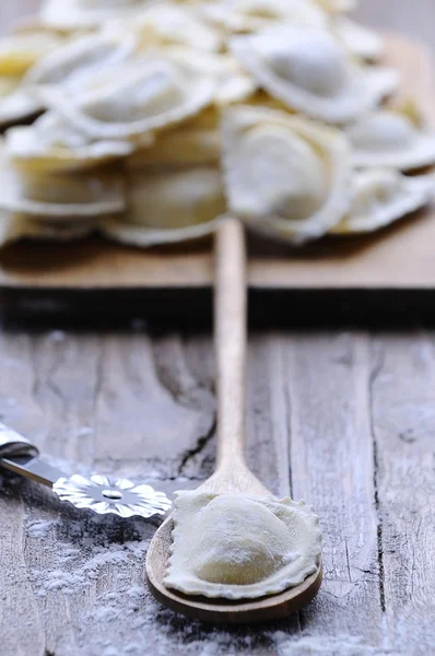 Preparazione di ravioli freschi — Foto Stock