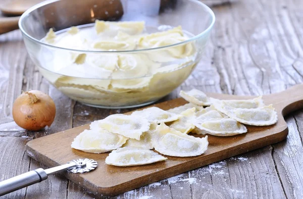 Příprava čerstvého ravioli — Stock fotografie