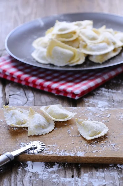 Zubereitung frischer Ravioli — Stockfoto