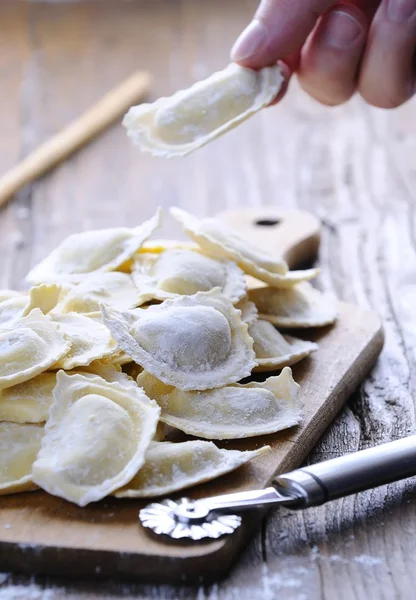 Preparazione di ravioli freschi — Foto Stock