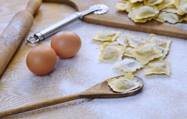 Taze mantı hazırlanıyor