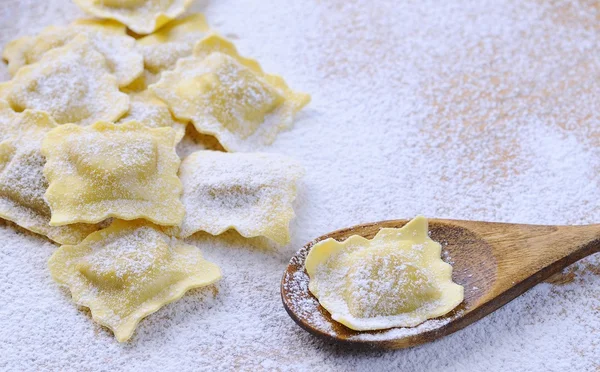 Preparação de ravioli frescos — Fotografia de Stock