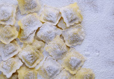 Taze mantı hazırlanıyor