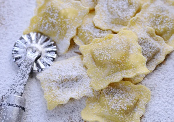 Zubereitung frischer Ravioli — Stockfoto