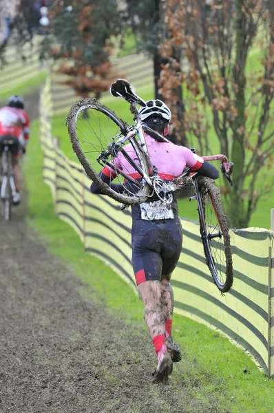Ciclista competir en carrera ciclista de ciclocross —  Fotos de Stock