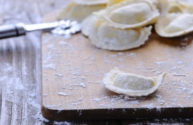 Taze mantı hazırlanıyor