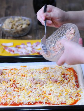 ev yapımı pizza hazırlama.