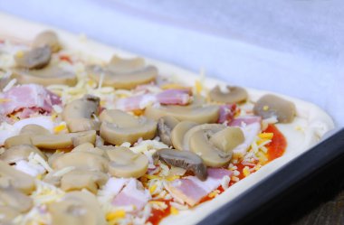 ev yapımı pizza hazırlama.