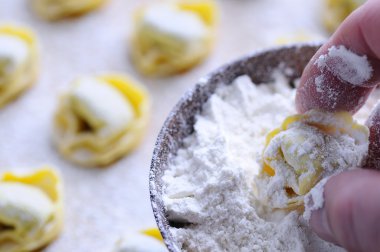 Ev yapımı tortellini hazırlanıyor.