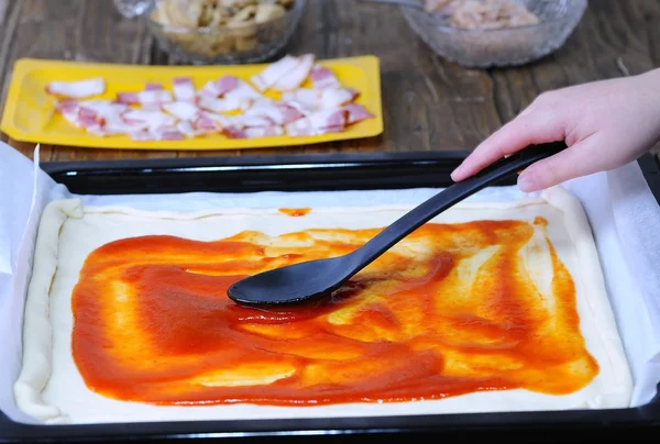 Preparing homemade pizza. — Stock Photo, Image