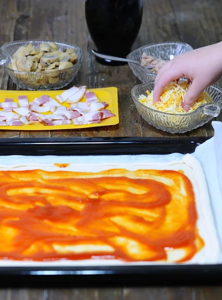 Preparing homemade pizza. — Stock Photo, Image