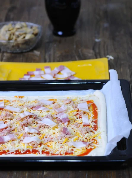 Valmistelu kotitekoinen pizza . — kuvapankkivalokuva