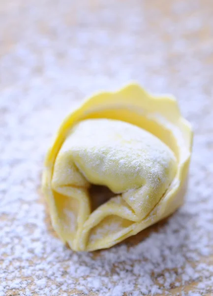 Hausgemachte Tortellini zubereiten. — Stockfoto