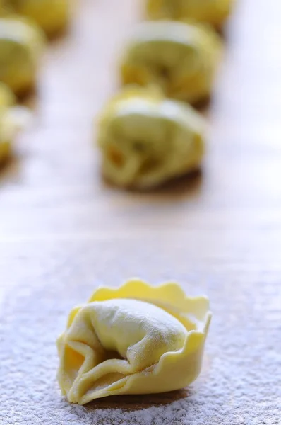 Preparação de tortellini caseiro . — Fotografia de Stock