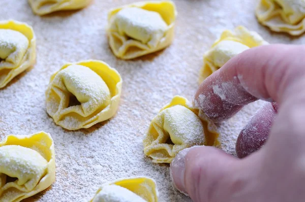 Förbereda hemlagad tortellini. — Stockfoto