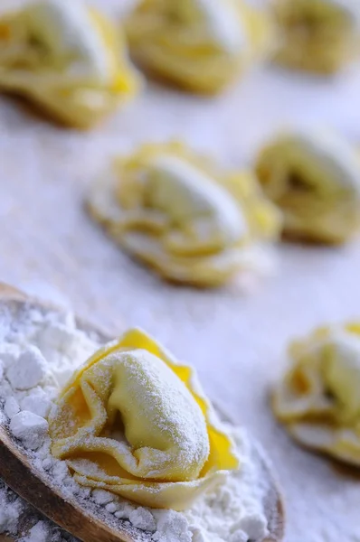 Hausgemachte Tortellini zubereiten. — Stockfoto