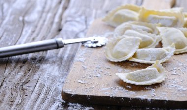 Taze mantı hazırlanıyor