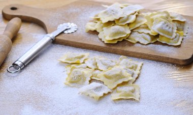 Taze mantı hazırlanıyor