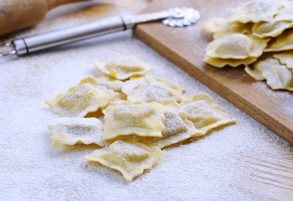 Zubereitung frischer Ravioli — Stockfoto