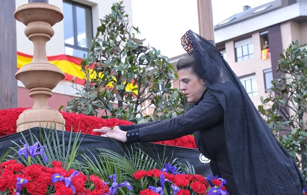 Vrouwen met zwarte kant mantilla. — Stockfoto