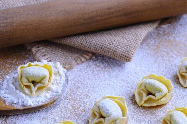 Ev yapımı tortellini hazırlanıyor.