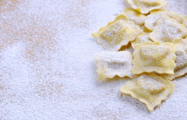 Taze mantı hazırlanıyor