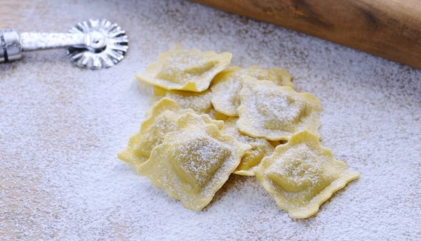 Příprava čerstvého ravioli — Stock fotografie